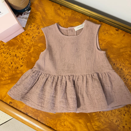 Top svasato in mussola di cotone con roselline tono su tono- cameo rose