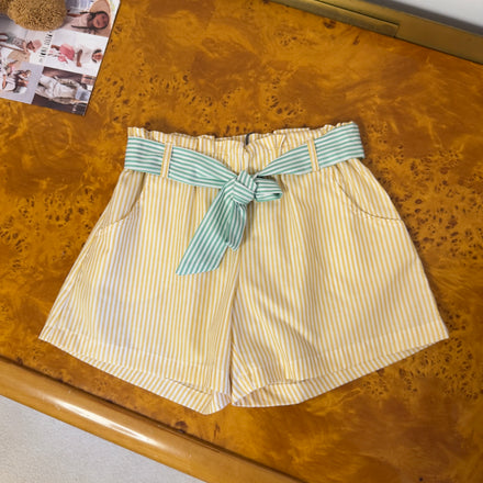 Shorts a righe gialle con cintura verde acqua