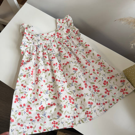 Abito con fragoline rosse di bosco – dettagli raffinati e design senza tempo