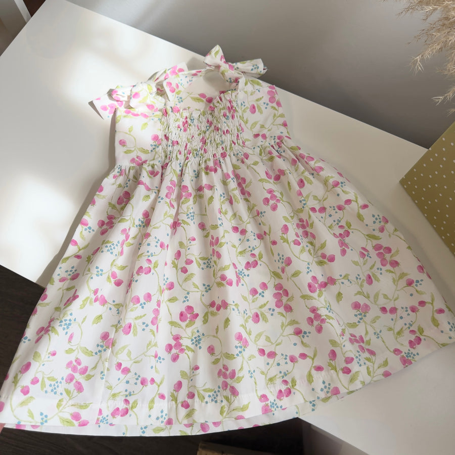 Abito con fragoline rosa – leggero come l’estate, delicato come lei