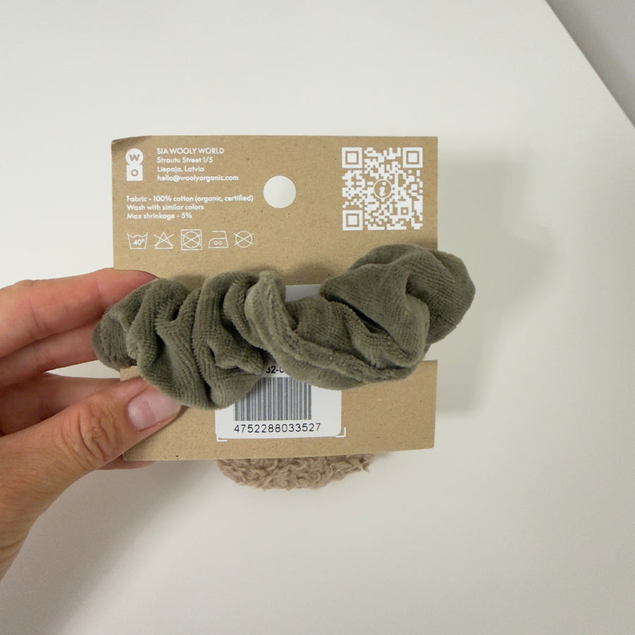 Scrunchie in cotone organico con orsetto 3D- khaki