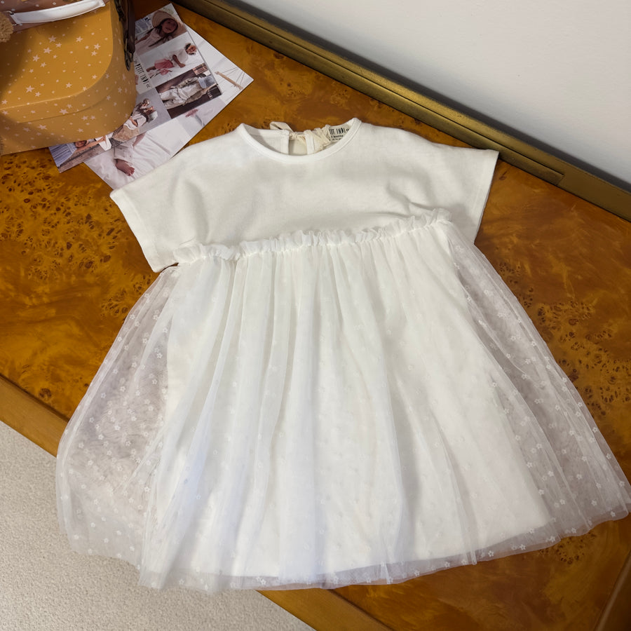 Abito in filo di cotone color latte con tulle ricamato a margherite