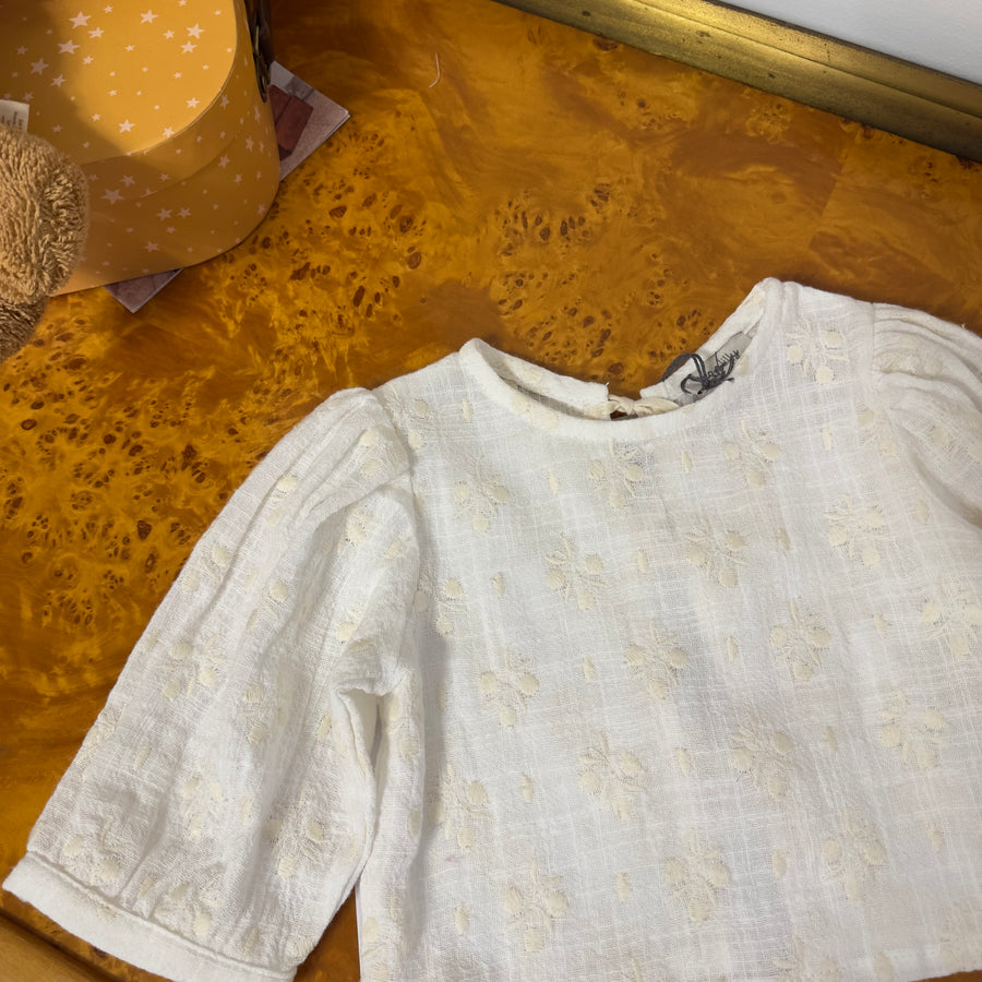 Blusa color latte con ricami beige e fiocchi sul retro – Elegante e raffinata