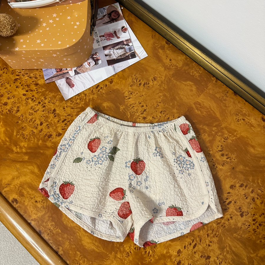 Short Ava in Seersucker a Fantasia Fragoline – Fresco e Versatile