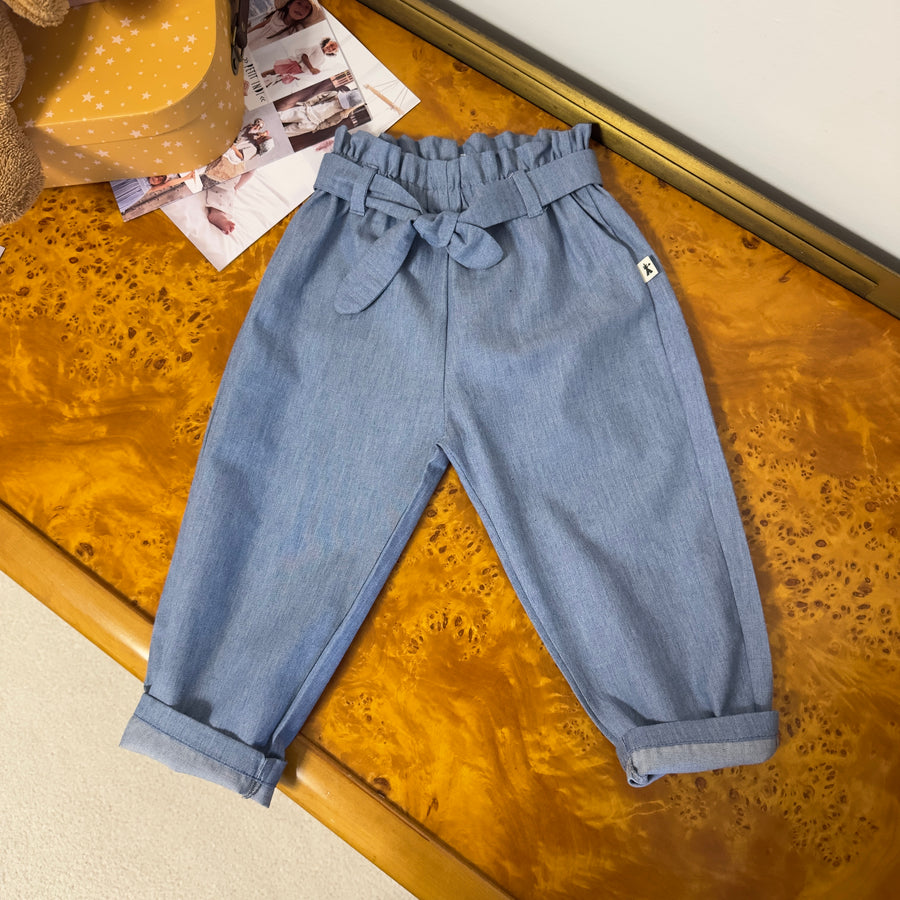Pantalone carrot fit in chambray di denim a vita alta con cinturino ed elastico – versatile e facile da abbinare
