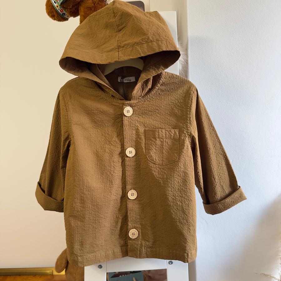 Giacca con cappuccio in seersucker color Nutella con bottoni in legno – Leggera e pratica