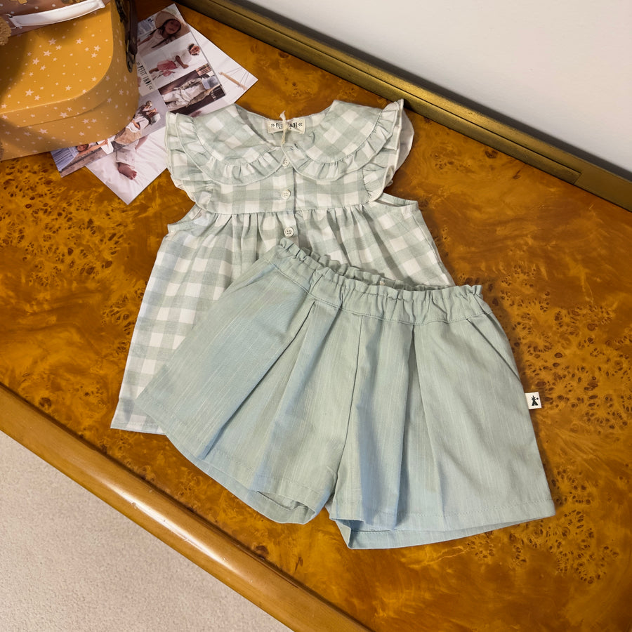 Pantaloncino con pence frontali effetto gonna -pratico e versatile- salvia