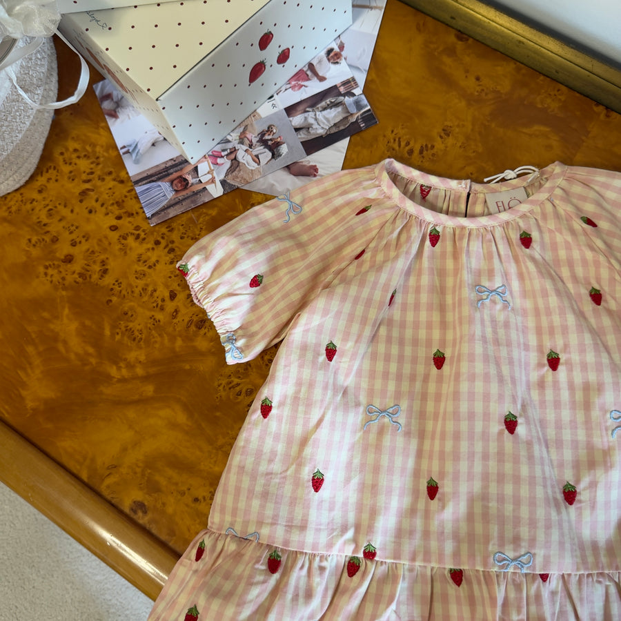 Dolly Bow Blouse in Vichy Rosa con Fiocchi e Fragole Ricamate