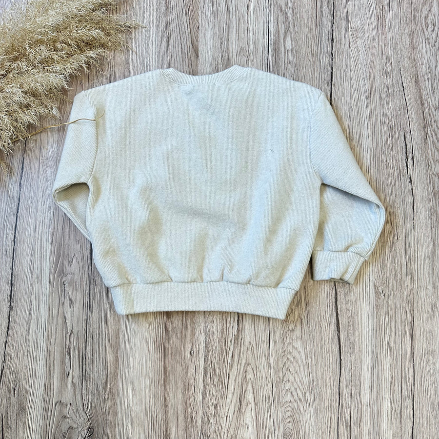 Maglia in costina di caldo cotone con orsetto cucito – essenziale con un dettaglio unico
