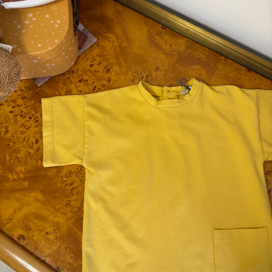 T-shirt basica color miele in jersey di cotone elasticizzato con taschino e bottoni sul retro