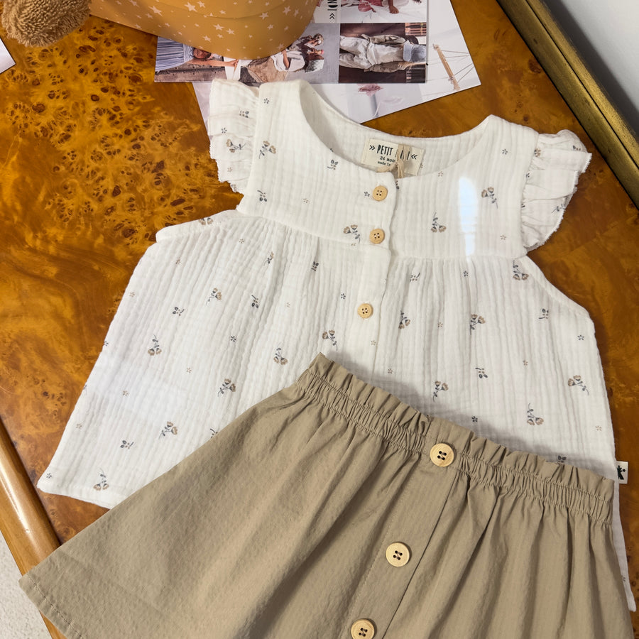 Blusa in mussolina di cotone con fiorellini – romantica, leggera e versatile