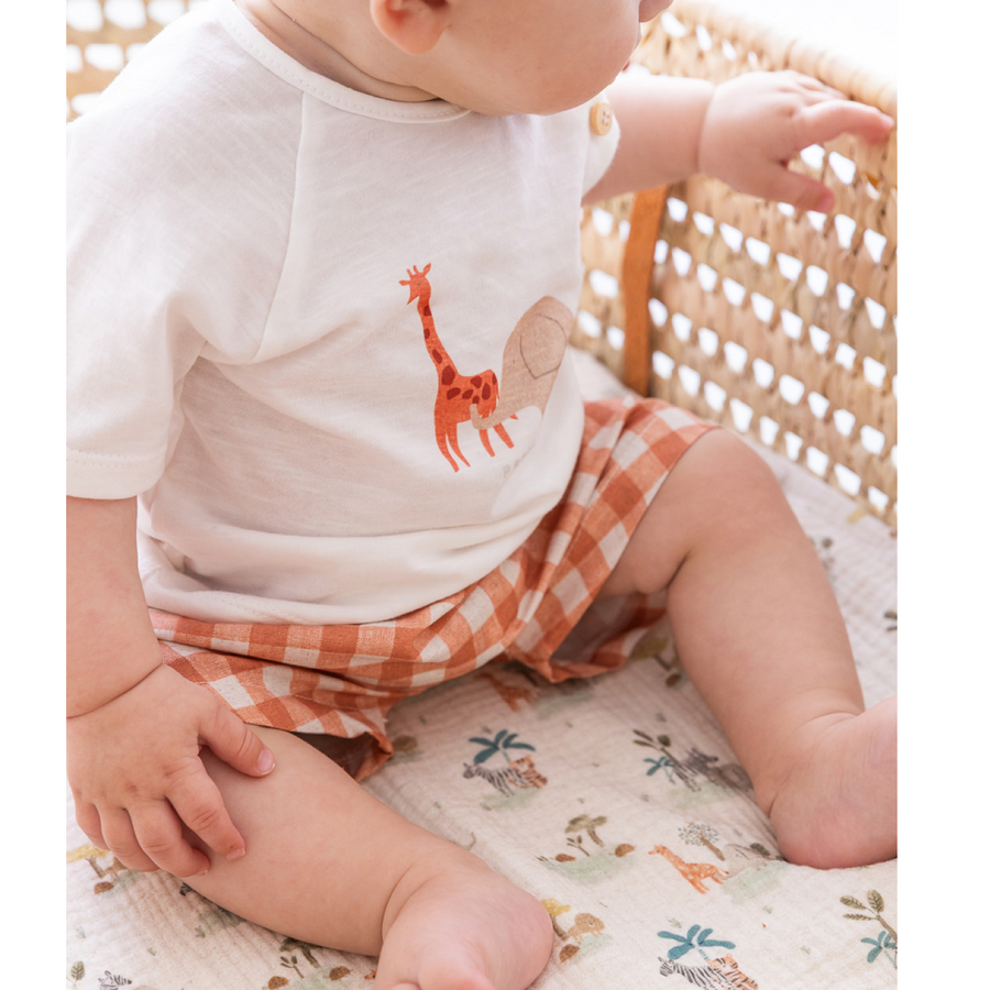Completo T-shirt Giraffa & Elefante con Pantaloncini Coordinati in Tonalità Terra