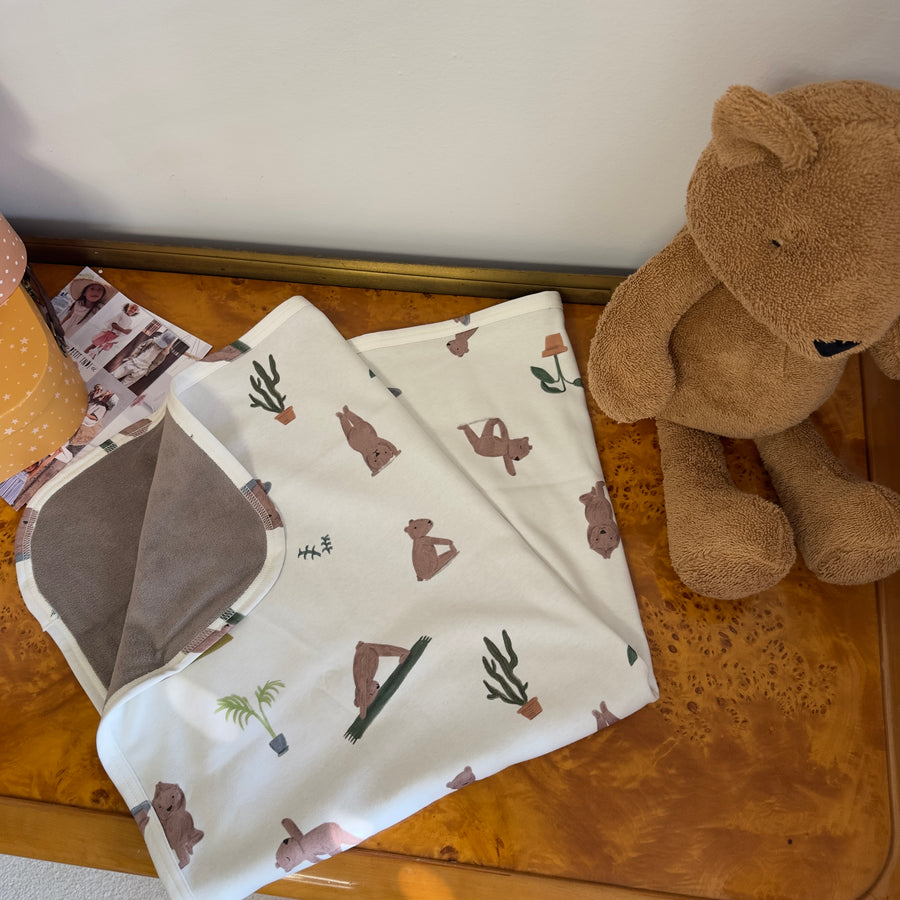 Coperta reversibile in cotone organico con orso yoga – Morbida, traspirante e versatile