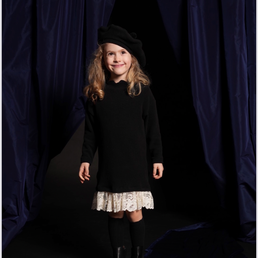 abito nero in cotone con pizzo latte – elegante, pratico e versatile