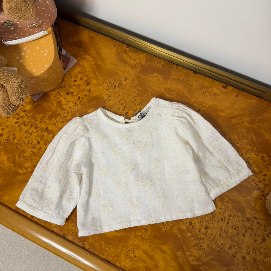 Blusa color latte con ricami beige e fiocchi sul retro – Elegante e raffinata