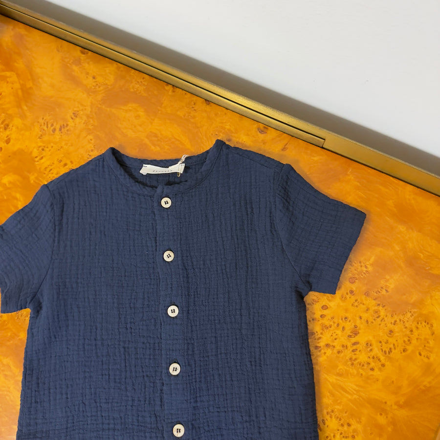 T-shirt in mussola di cotone blu notte con bottoncini