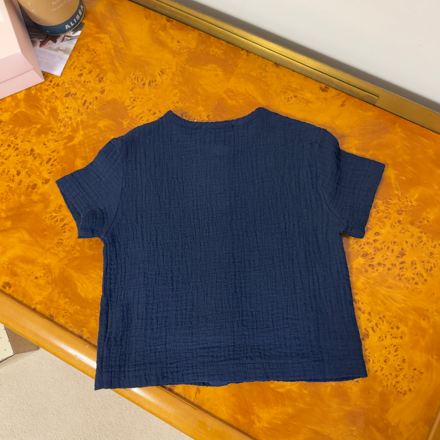 T-shirt in mussola di cotone blu notte con bottoncini