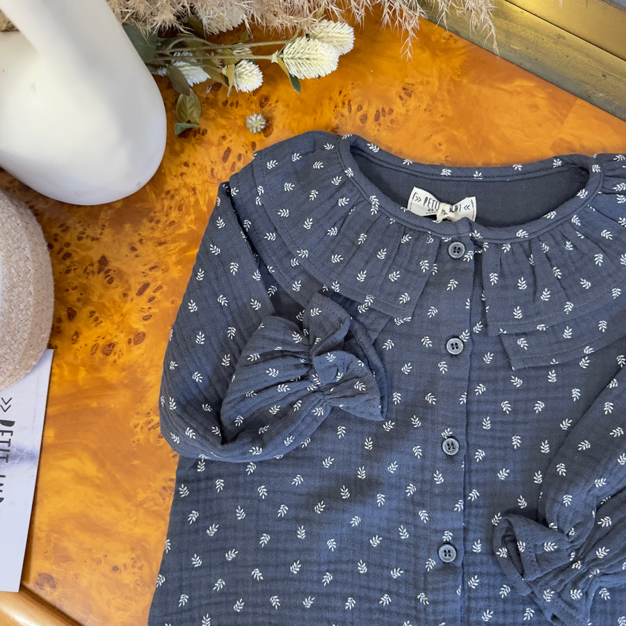 Blusa in mussola di cotone antracite - maxi colletto e foglioline latte