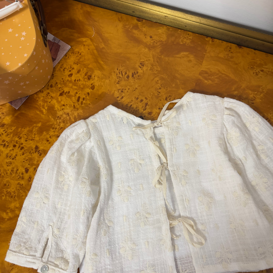 Blusa color latte con ricami beige e fiocchi sul retro – Elegante e raffinata