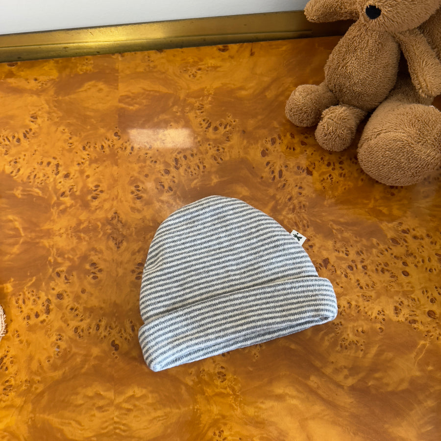 Cappello in caldo cotone mille righe latte e cenere