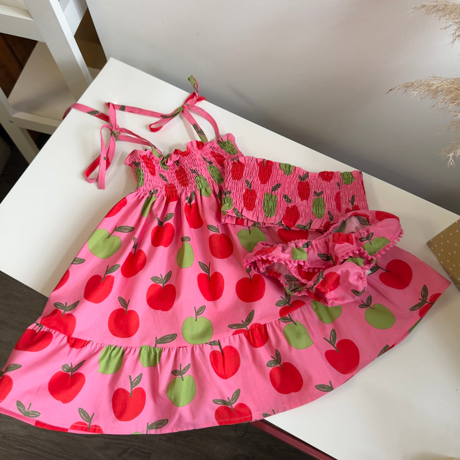 Abito prendisole artigianale con mele – fondo fucsia, fresco e versatile