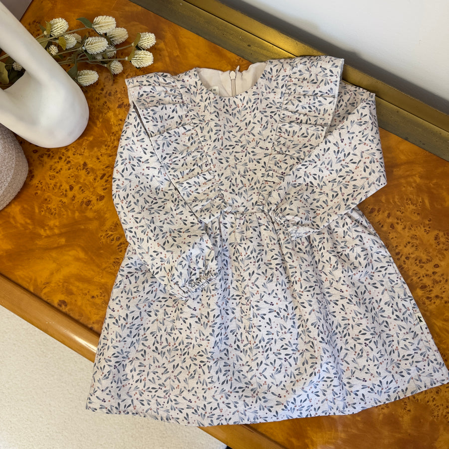 Abito con ruche e stampa floreale – Eleganza leggera per ogni occasione