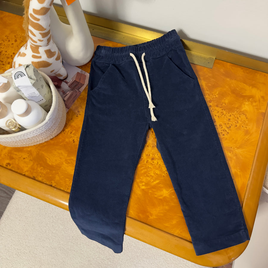 Pantalone in micro velluto blu notte – Versatile e raffinato