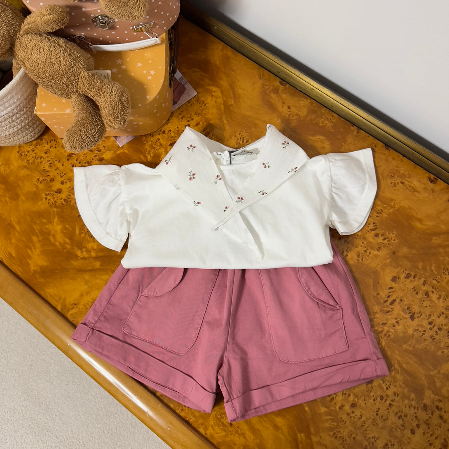 Pantaloncino in cotone color ciliegia con tasche a vista – Morbido e versatile