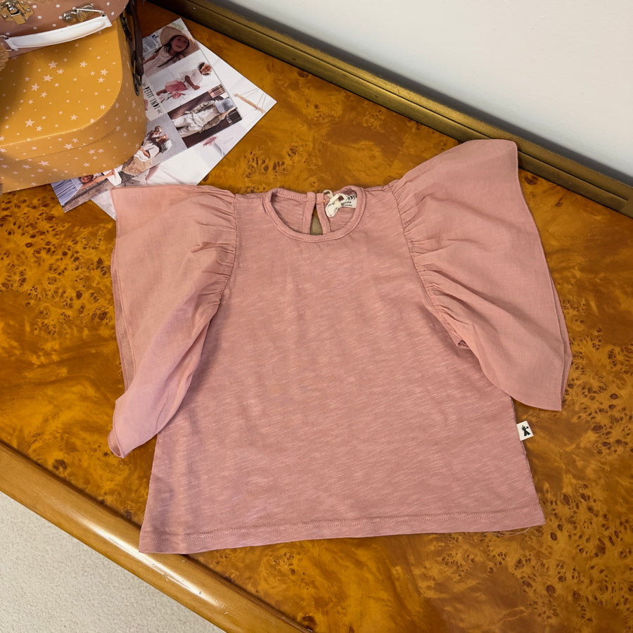 T-shirt in cotone organico - rosa antico- con volant sulle spalle – morbida, versatile e essenziale