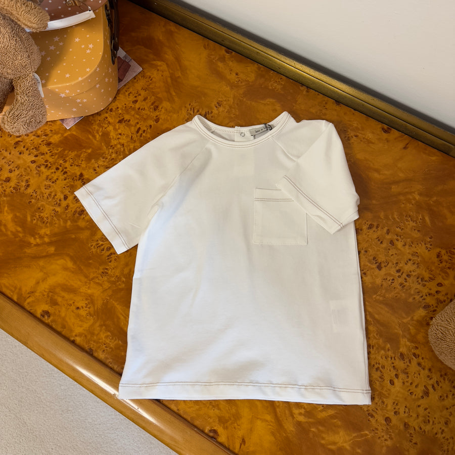 T-shirt in cotone latte con cuciture a vista nocciola – Jersey morbido, fit rilassato