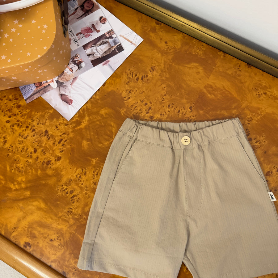 Pantaloncino in seersucker nocciola con bottoncino in legno