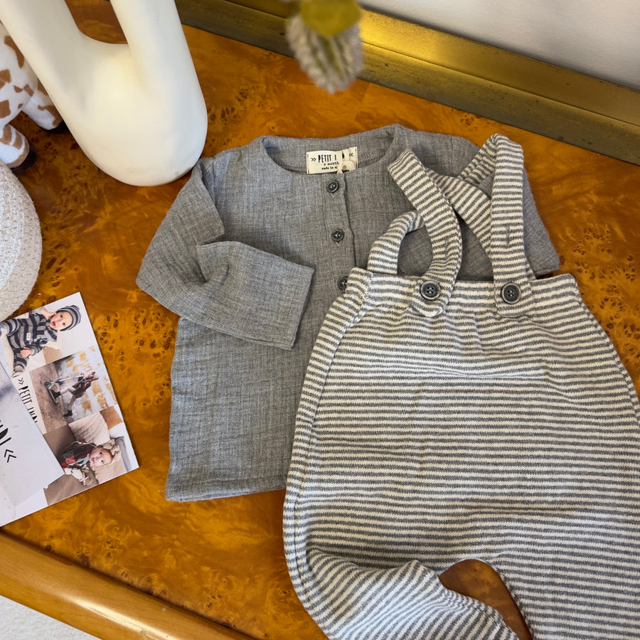 Set in caldo cotone cenere - pantalone con bretelle e camicia alla coreana in mussola