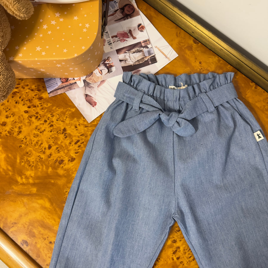 Pantalone carrot fit in chambray di denim a vita alta con cinturino ed elastico – versatile e facile da abbinare