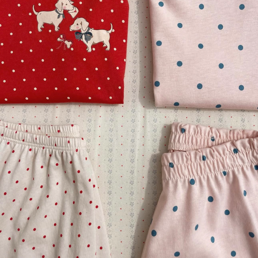 Completo in Cotone Organico con Pois – T-Shirt Rossa con Cagnolino e Pantaloncino Avorio Coordinato