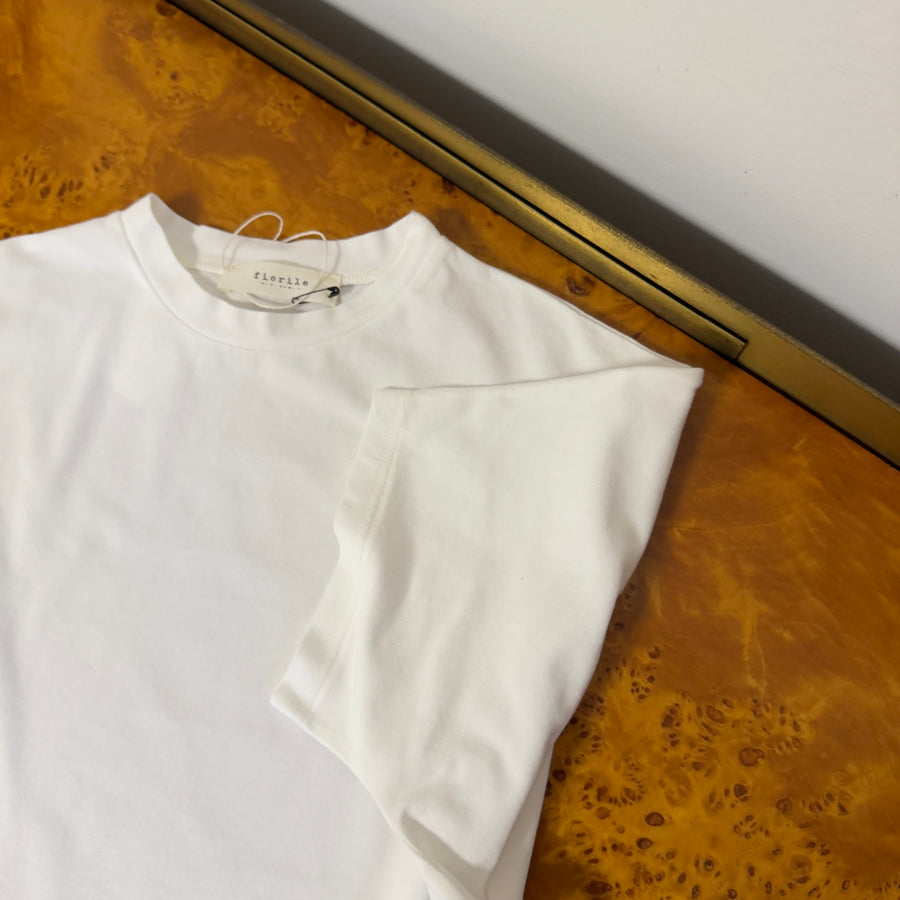 T-shirt scatoletta latte con ruches sul fondo