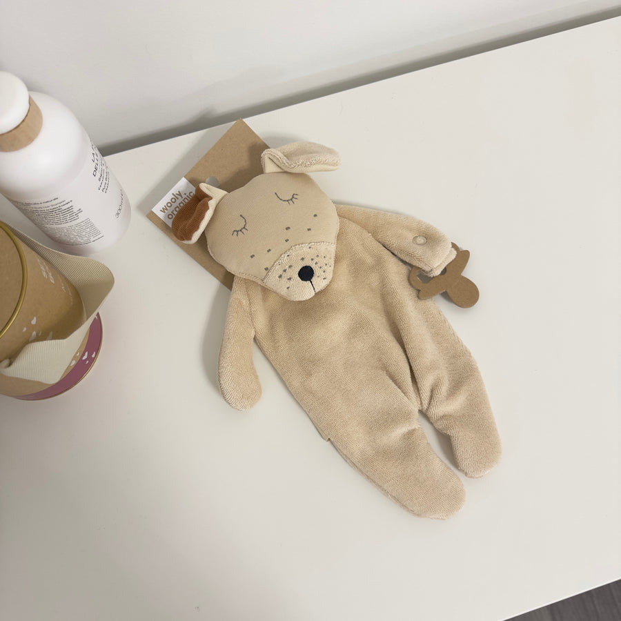 Doudou con portaciuccio in cotone organico certificato – cagnolino