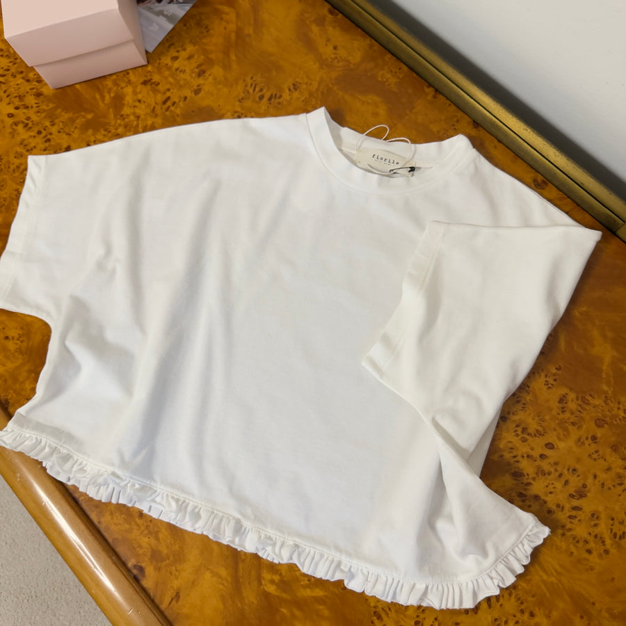 T-shirt scatoletta latte con ruches sul fondo