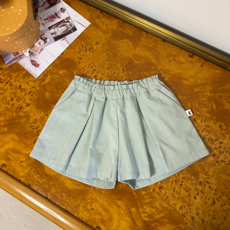 Pantaloncino con pence frontali effetto gonna -pratico e versatile- salvia