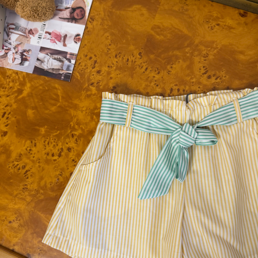 Shorts a righe gialle con cintura verde acqua