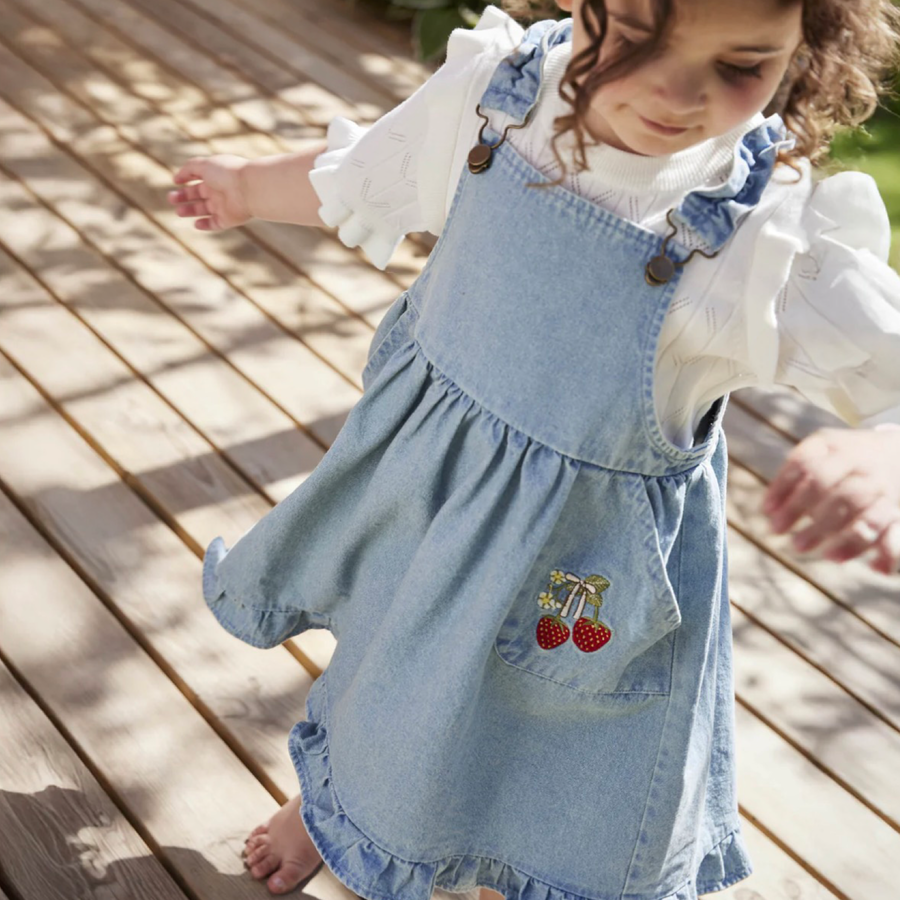 Salopette in denim con fragoline ricamate – morbida, versatile