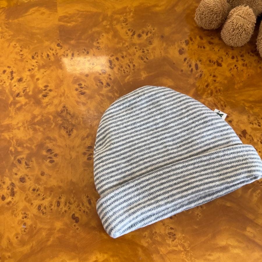 Cappello in caldo cotone mille righe latte e cenere