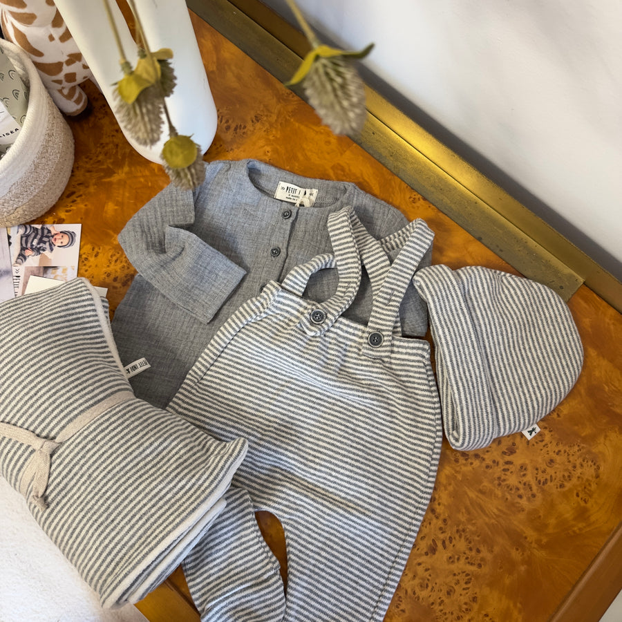 Set in caldo cotone cenere - pantalone con bretelle e camicia alla coreana in mussola