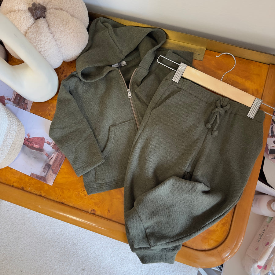 Felpa verde bosco in caldo cotone con zip e cappuccio – Comodità e versatilità