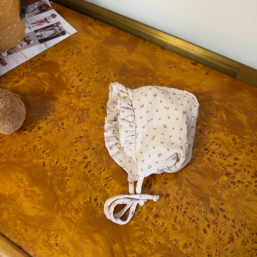 Cappellino in Mussolina di Cotone con Microfiorellini e Ruches