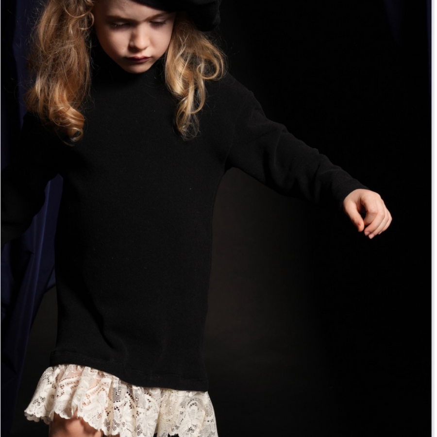 abito nero in cotone con pizzo latte – elegante, pratico e versatile