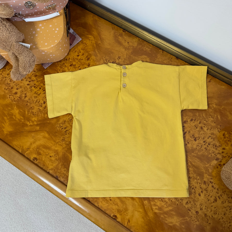 T-shirt basica color miele in jersey di cotone elasticizzato con taschino e bottoni sul retro