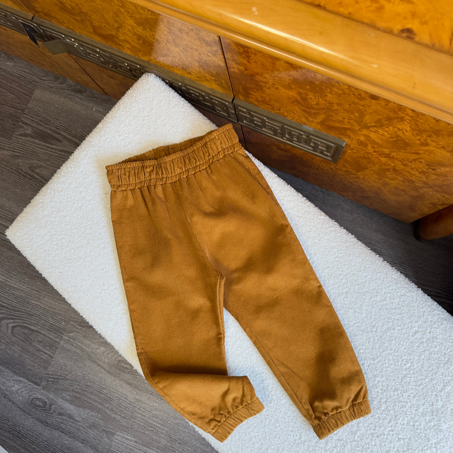 Pantalone in microvelluto a coste color ocra — Comfort e stile senza compromessi