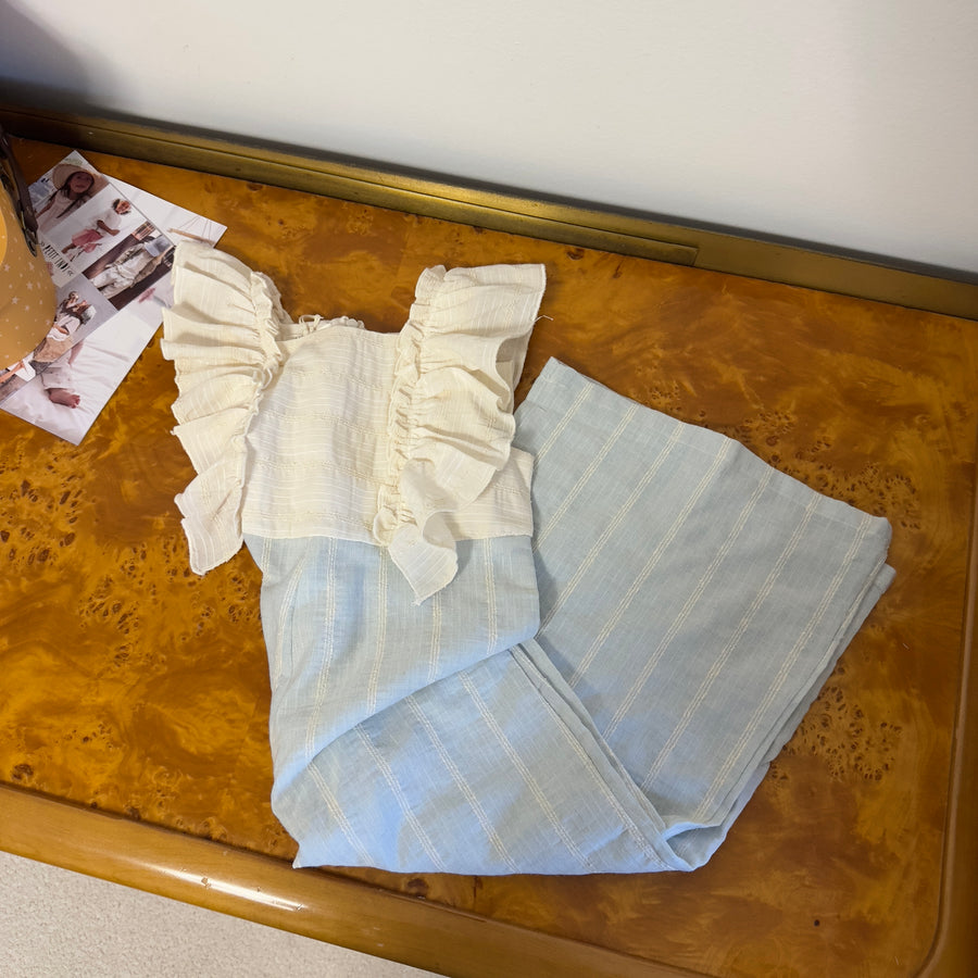 Tuta combinata in cotone avorio con volant e pantalone azzurro a righe