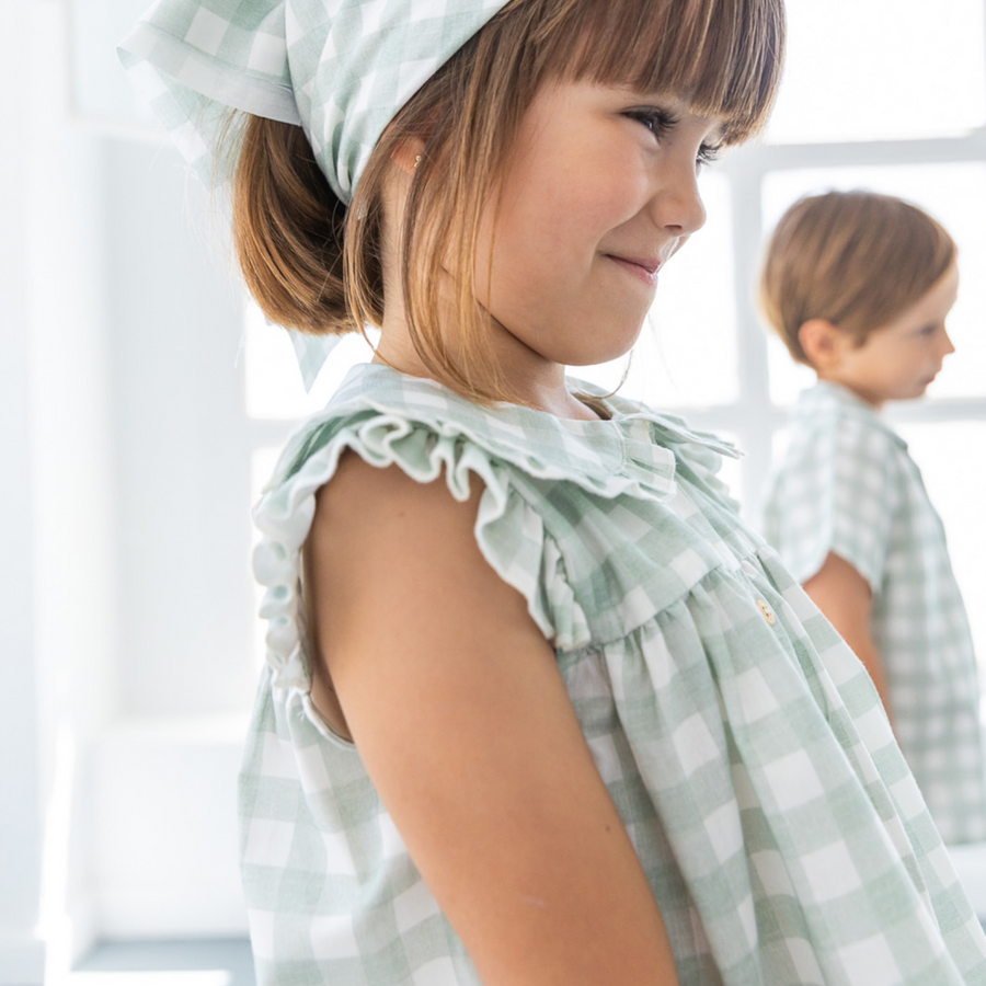 Blusa in cotone - vichy salvia con colletto raffinato e ruches sulle spalline