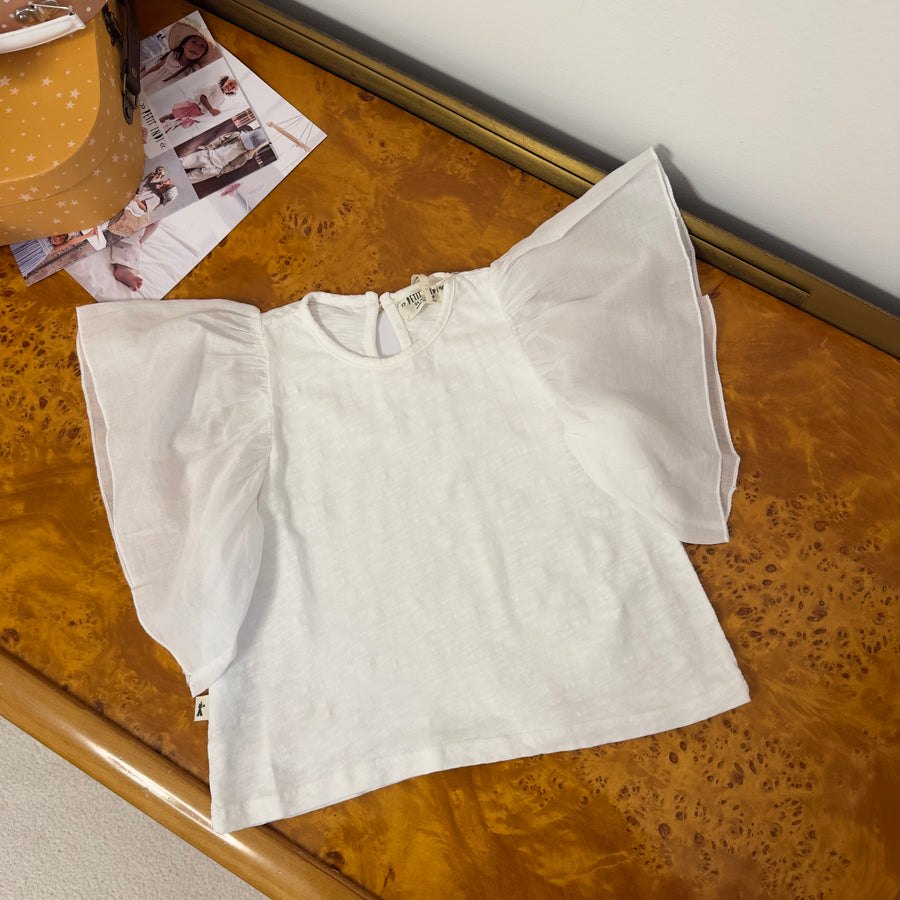 T-shirt in cotone organico con volant sulle spalle – morbida, versatile e essenziale
